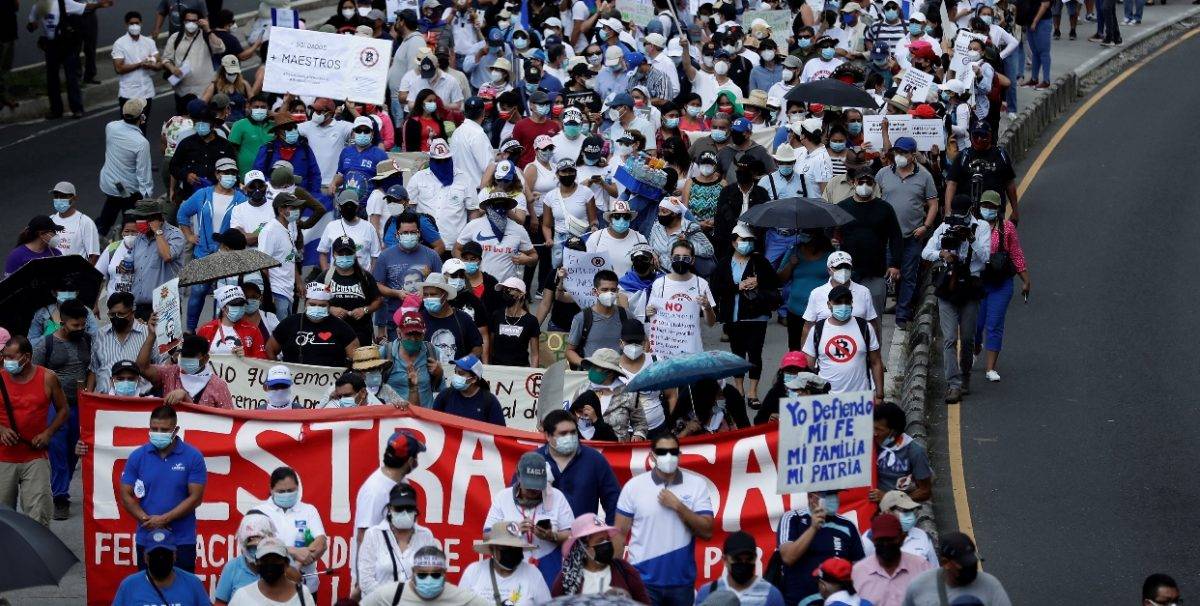 Miles de salvadoreños se manifiestan contra Bukele