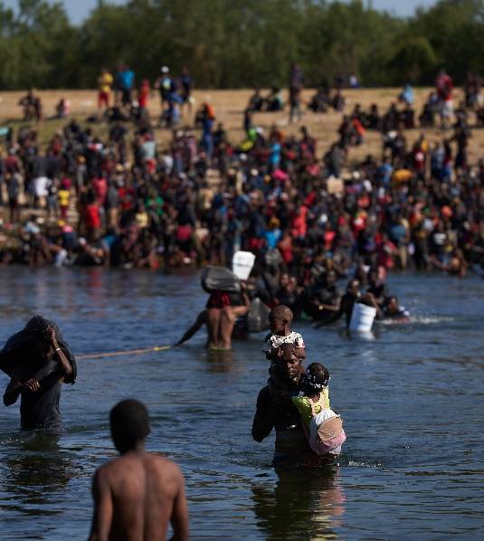 EU defiende expulsión migrantes haitianos