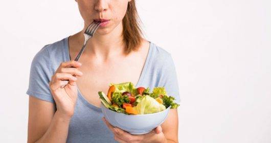 Comer con conciencia significa saber qué comer en lugar de hacerlo por estrés o de forma impulsiva.
