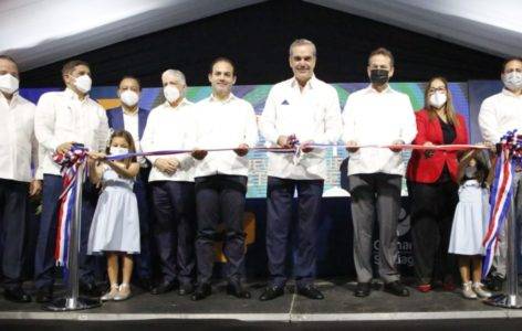 El presidente Luis Abinader corta la cinta para dejar inaugurada Expo Cibao 2021. Parte del público asistente. Fuente Externa