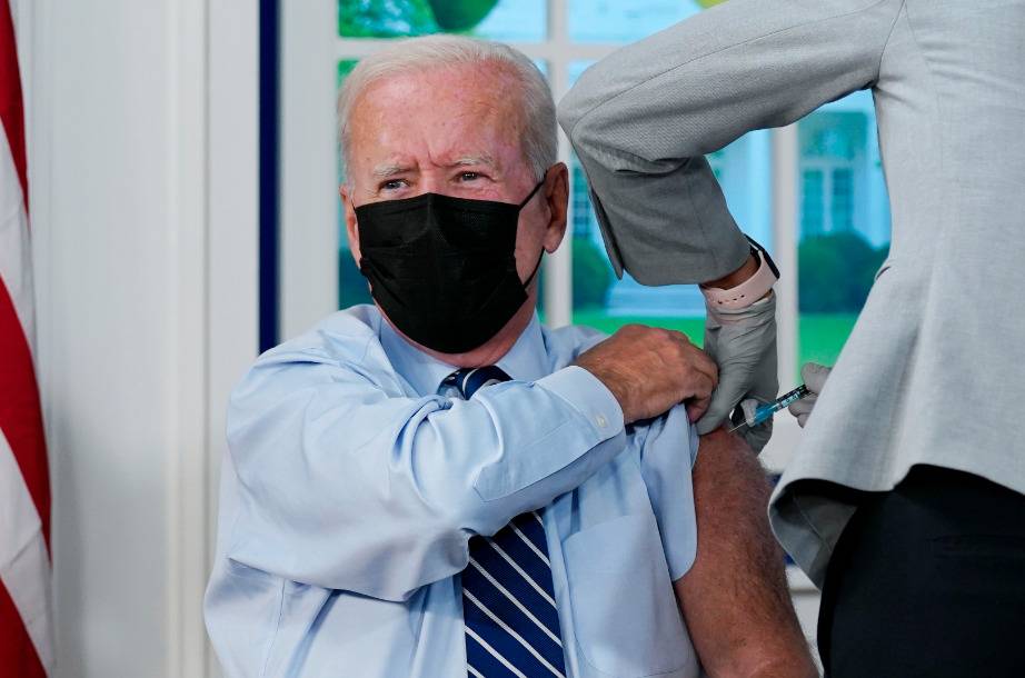 Biden recibe su vacuna de refuerzo contra el COVID-19