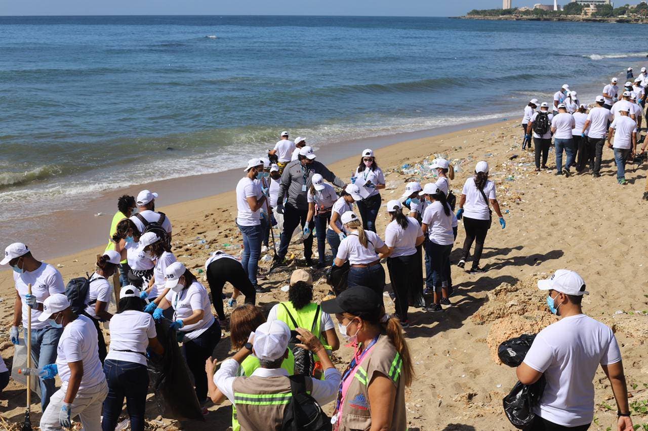 Medio Ambiente limpia más de 100 playas por el Día Mundial de Limpieza de Costas