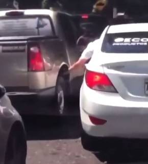 Video: una mujer discute con un conductor en medio de un «fuerte tapón»