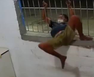 Video: Las maniobras de un sujeto para robar teléfonos celulares