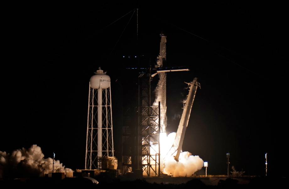 Cápsula de SpaceX despega en EEUU con la primera misión de civiles al espacio