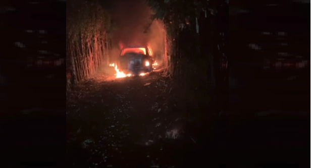 Encuentran dos cadáveres en baúl de un vehículo en llamas en Cutupú, La Vega