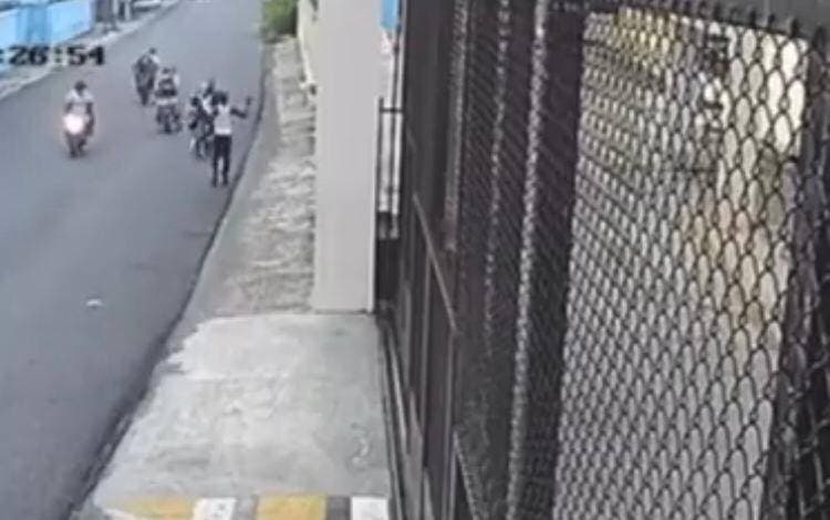 Video muestra a motoristas asaltando a plena luz del día