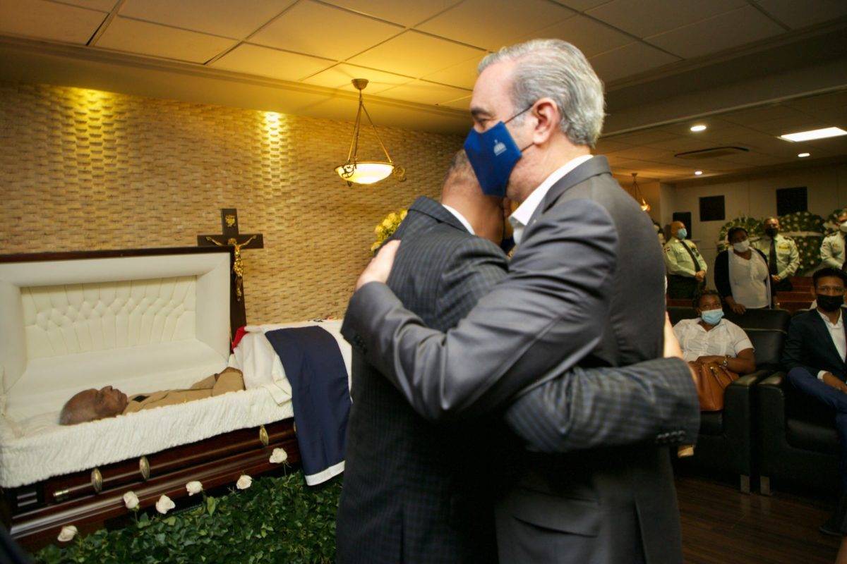 Luis Abinader acude a funeraria para solidarizarse con Deligne Ascención trasmuerte de su padre