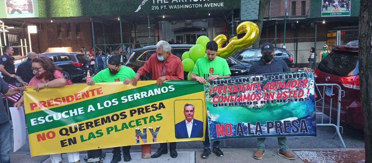 Serranos realizan protesta en NY durante acto encabezado por Abinader