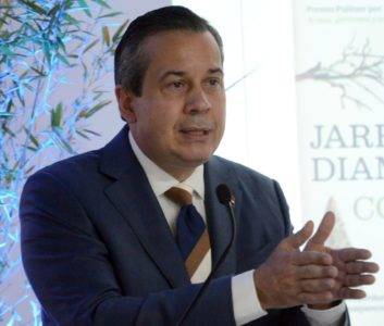 El doctor Orlando Jorge Mera, autor de este artículo, es el Ministro de Medio Ambiente y Recursos Naturales.