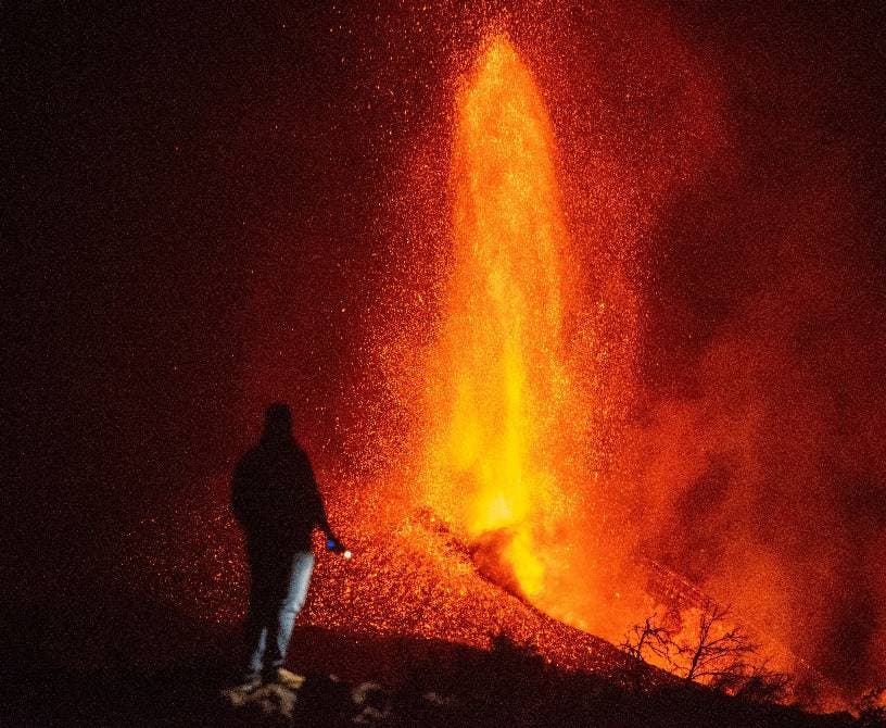 Volcán expulsa más lava tras colapso cráter