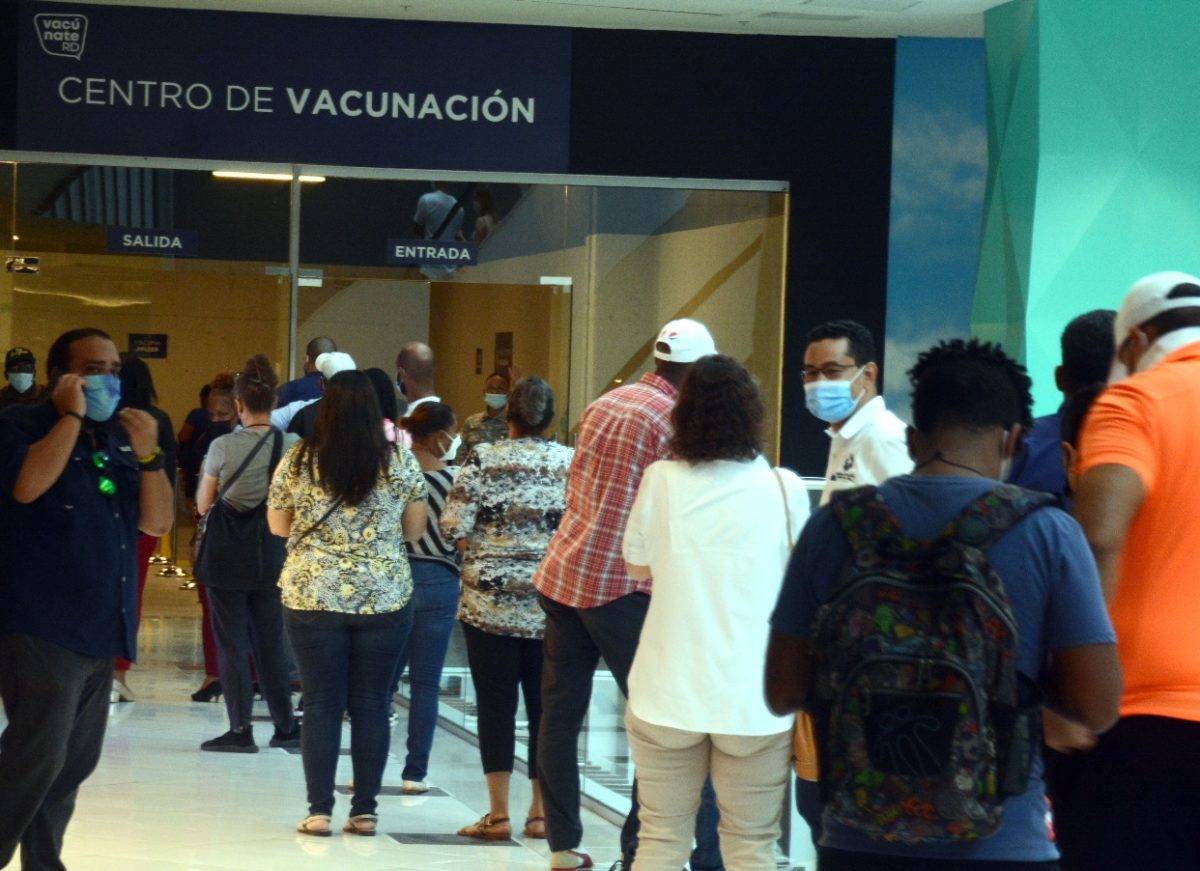 Asistencia sigue masiva a   centros vacunación  de SD