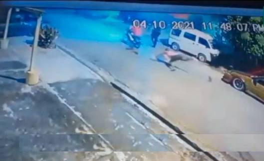 Video: Asaltantes arrastran una señora en intento por despojarla de su cartera