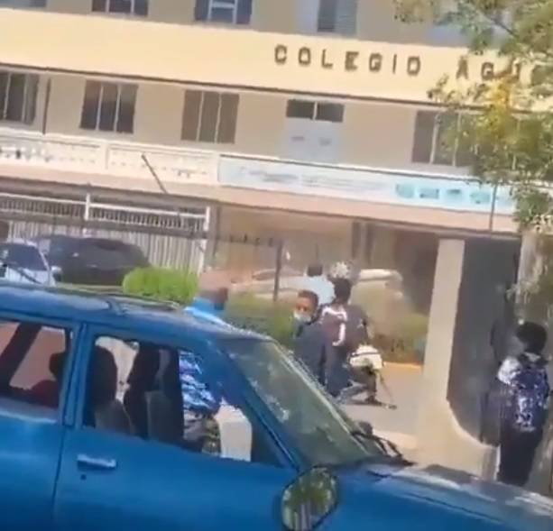 Video: Conductor de vehículo pierde el control e impacta dentro de un colegio