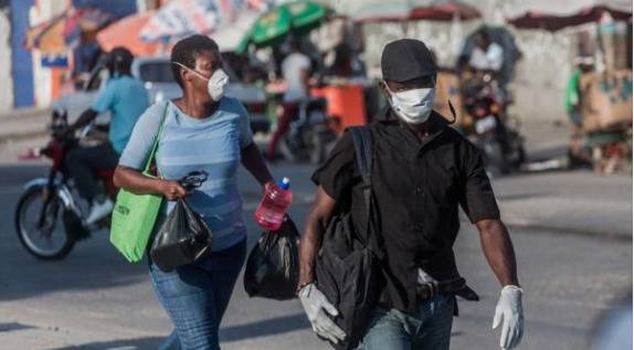 Ciudadanos haitianos utilizando mascarillas.
