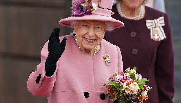 Isabel II atiende audiencias virtuales en Windsor tras su alta hospitalaria