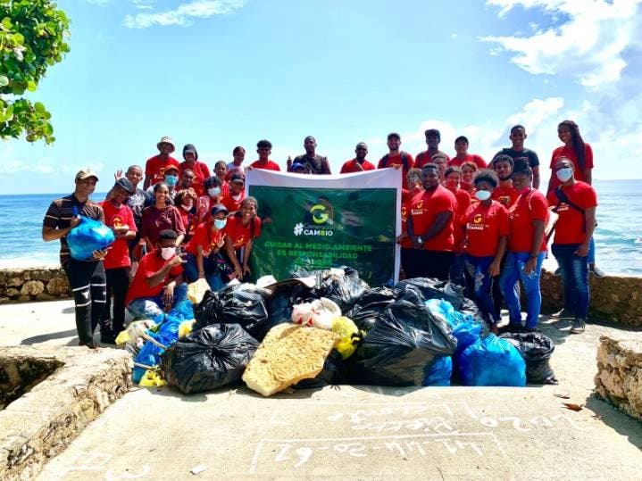 Organización Juvenil Generación de Cambio realiza jornada de limpieza en playa de Güibia