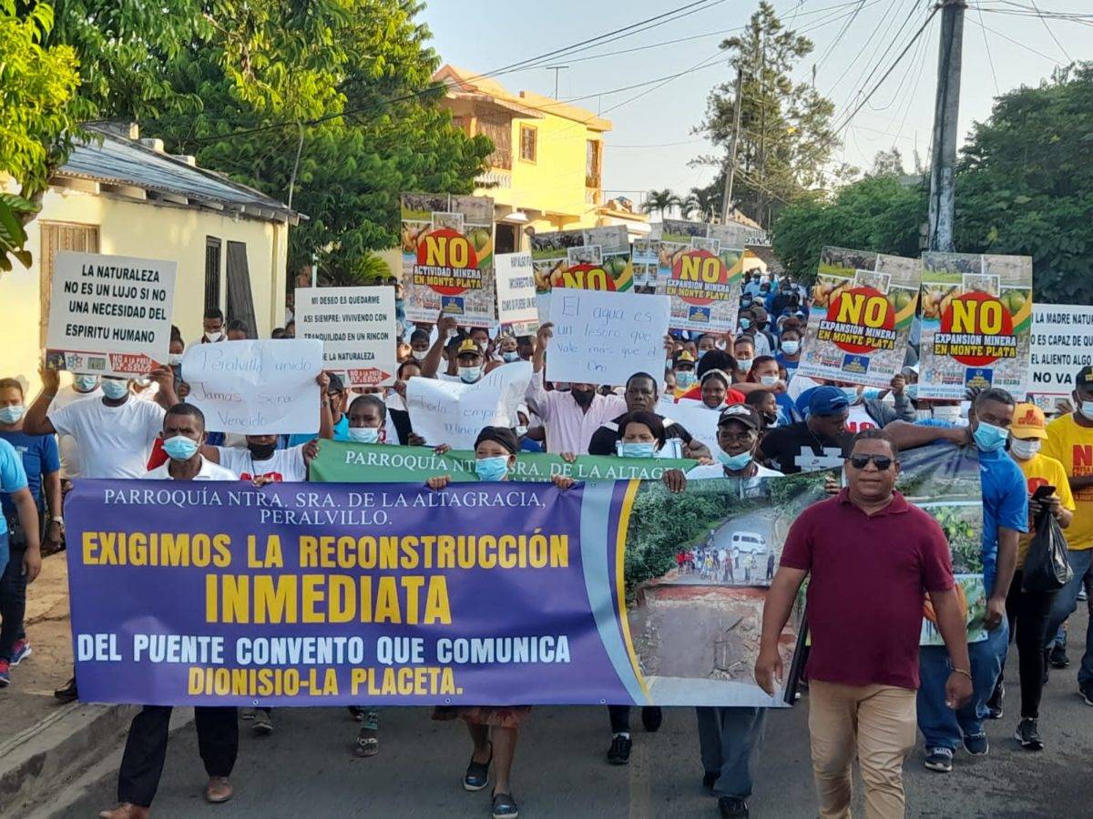 Monte Plata, Peralvillo: Protestan por construcción de puente