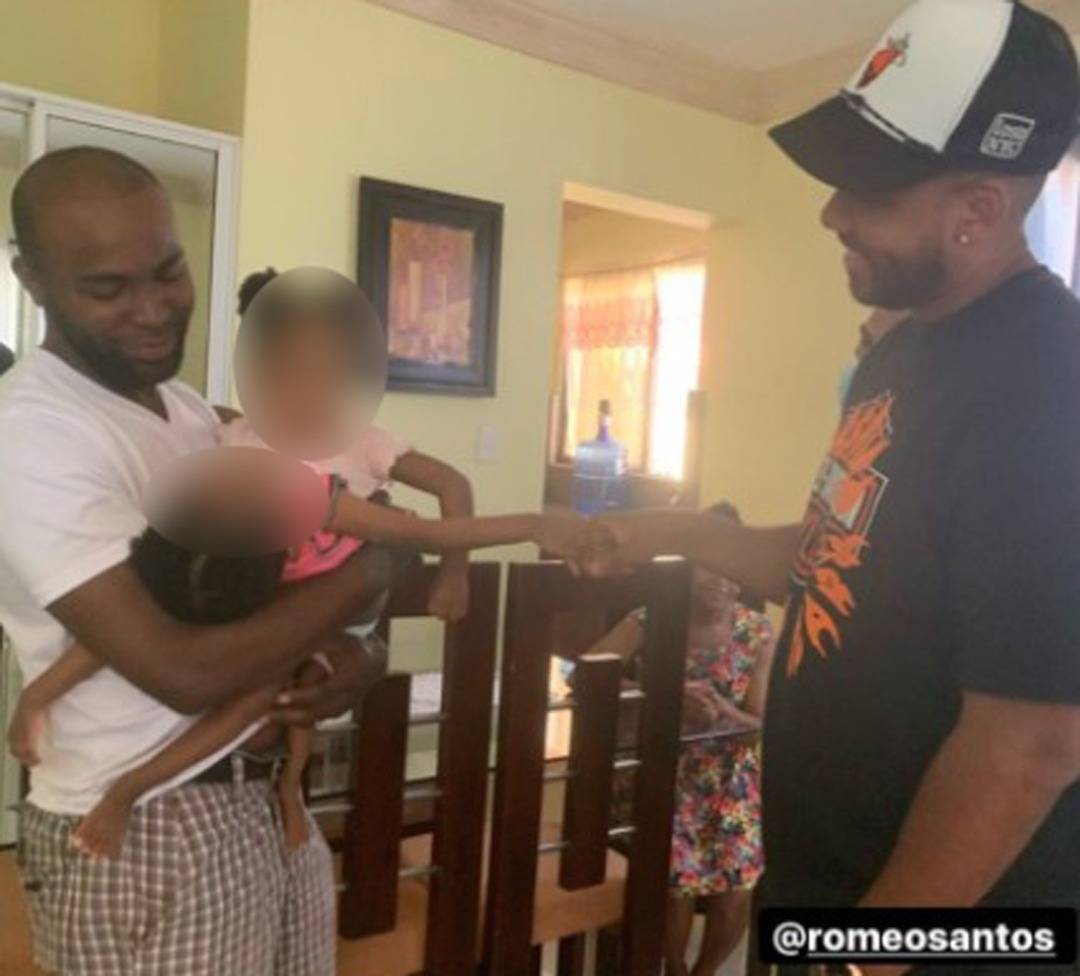 Romeo Santos visitó a varias familias que necesitan ayuda en San Cristóbal