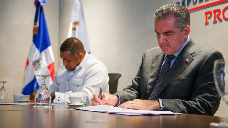 El acuerdo fue suscrito por Neney Cabrera, ministro de Propeep, y Raimundo Ortiz, alcalde de San Pedro,