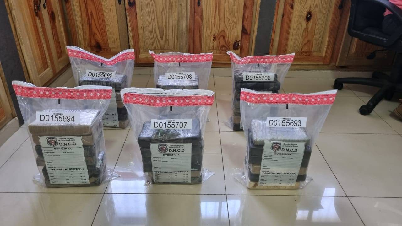 Incautan 37 paquetes que se presume es cocaína en Haina
