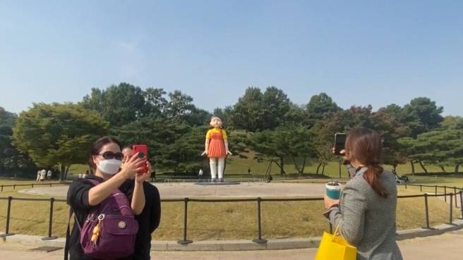 Video: Instalan réplica de la muñeca de «El juego del calamar» en Seúl