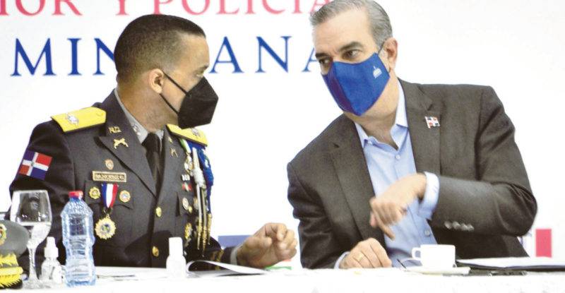 El exdirector de la Policía, mayor general Edward Sánchez González, y el presidente Luis Abinader durante el seminario de reforma policial.