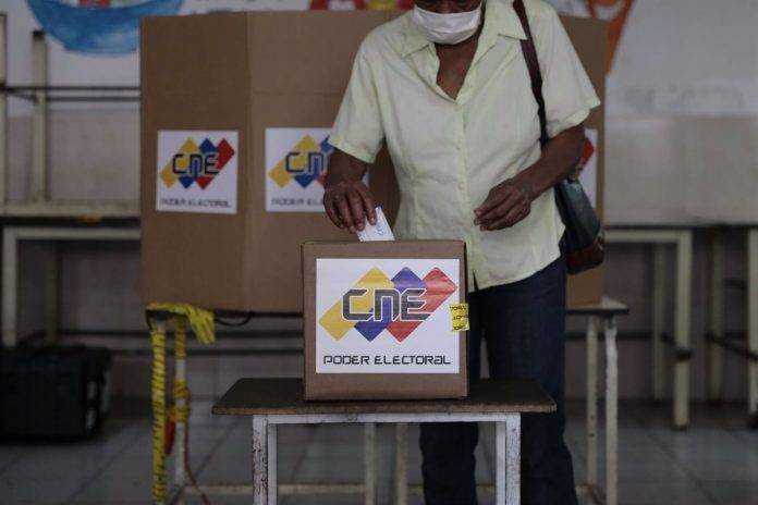 Abren los primeros centros de votación en Venezuela