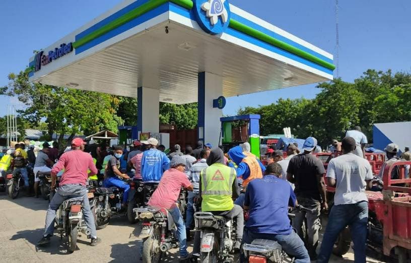 Los haitianos abarrotan las  estaciones de combustibles