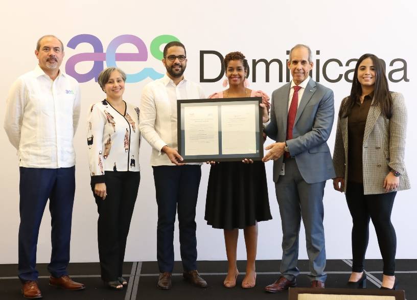 AES Dominicana entrega certificados de créditos de carbono
