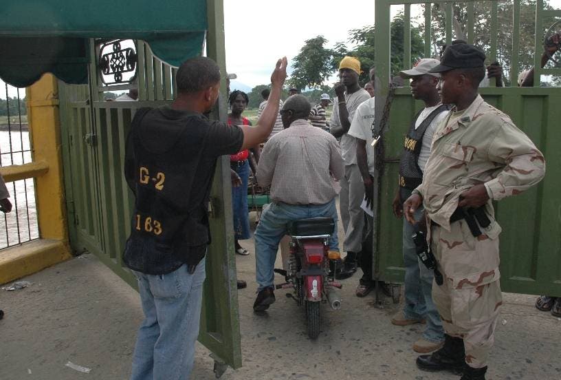 Dominicana envía 12 mil militares a frontera con Haití