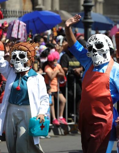México vuelve a celebrar en masa el Día de los Muertos