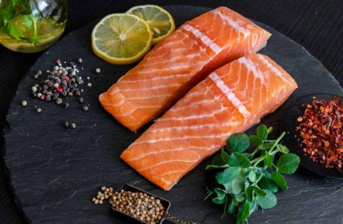 Los pescados ricos en omega 3 son: salmón, atún, sardinas, arenque y pez espada, ideales para esta dieta.