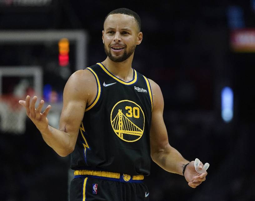 Curry encesta 33 en triunfo de Warriors