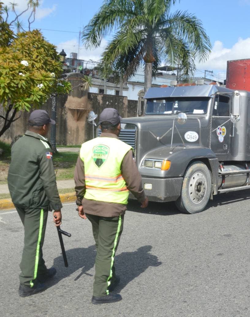 Alcaldía: 1,400 furgones han sido retirados del Distrito Nacional