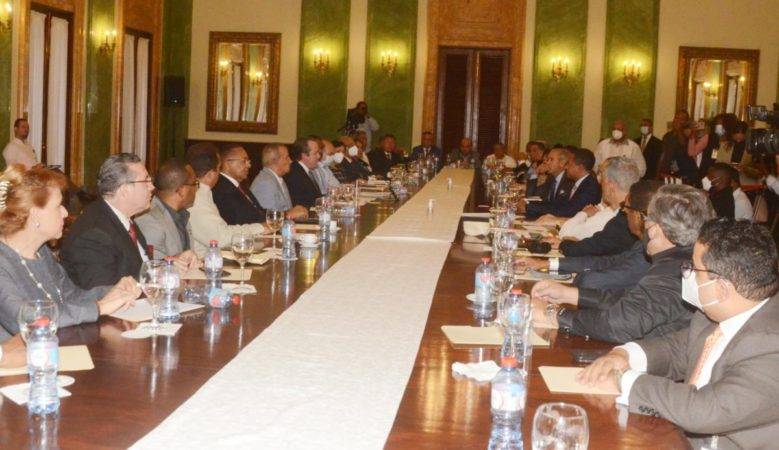 Miembros de 30 organizaciones políticas que participaron en el encuentro celebrado en el Palacio Nacional. José Francisco.