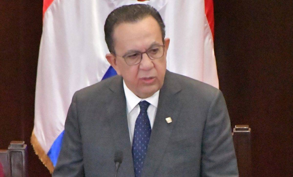 Senado reconoce gobernador  del BC, Héctor Valdez Albizu