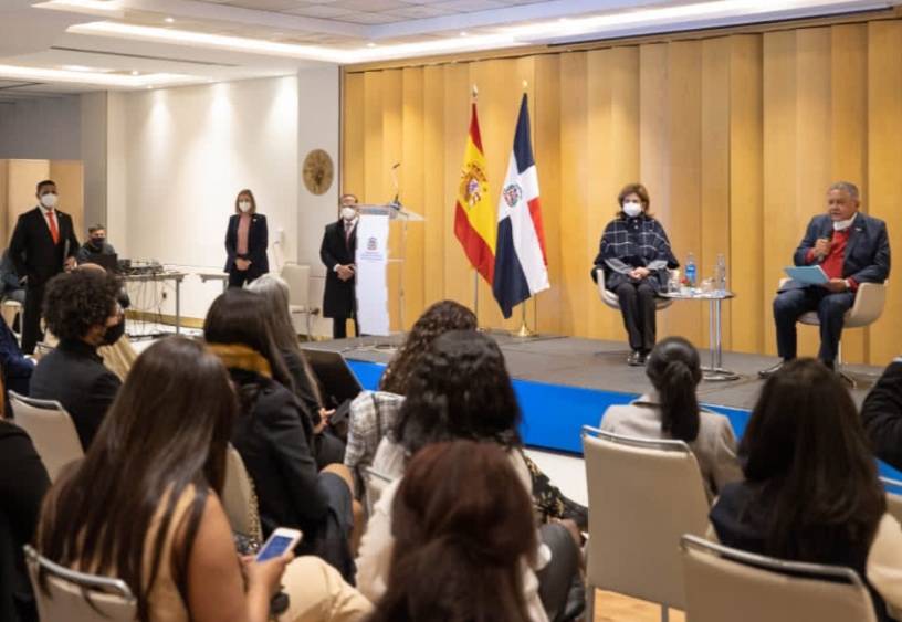 Vice Peña anuncia beneficios criollos residen en España