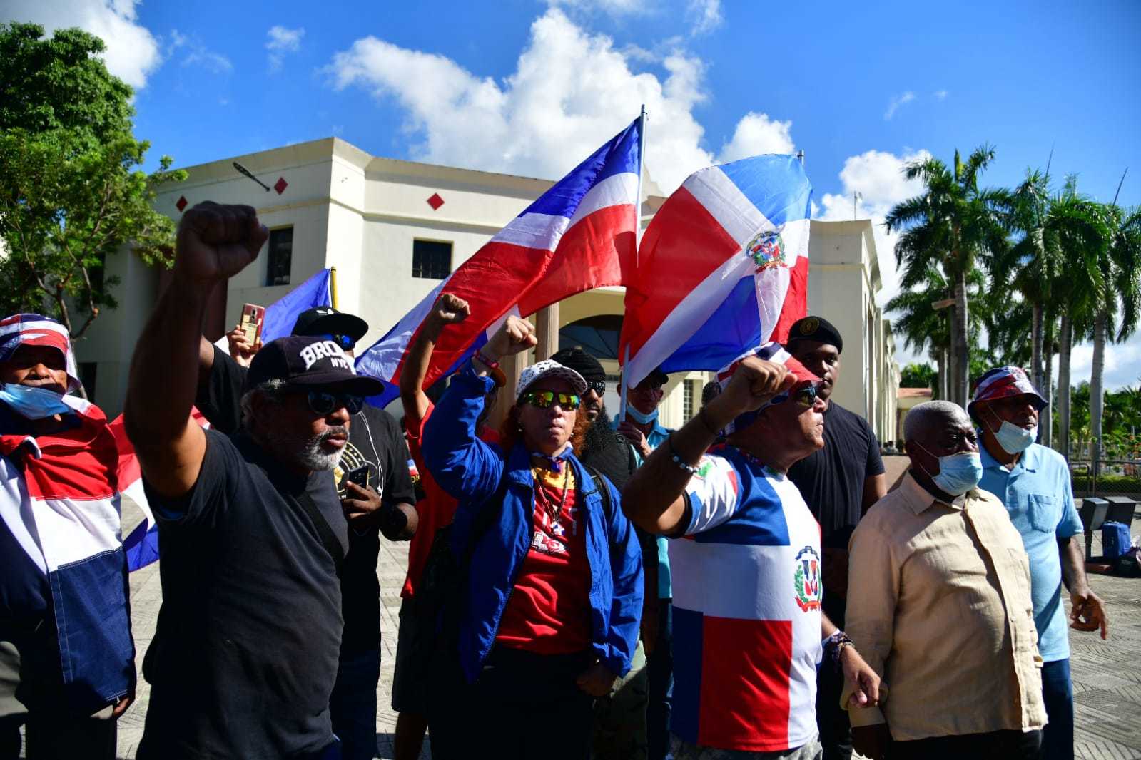 Grupos nacionalistas defienden medidas sobre Haití frente al Palacio