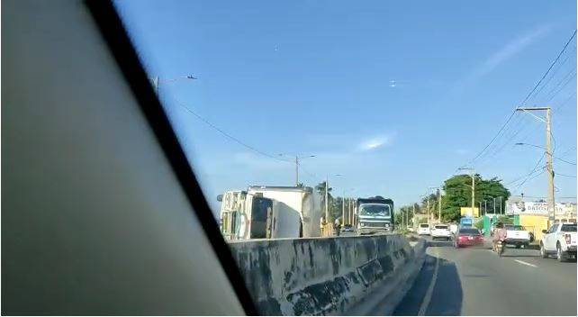 Video | Se vuelca camión en la Avenida España