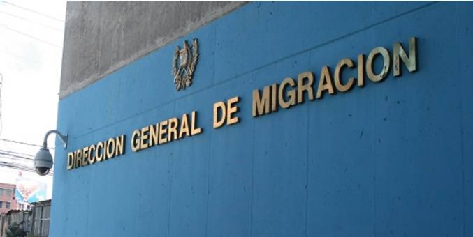 Diferencias políticas dejan desierta oficina de Migración en Santiago