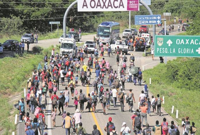 Caravana migrante avanza cansada por el estado mexicano de Oaxaca