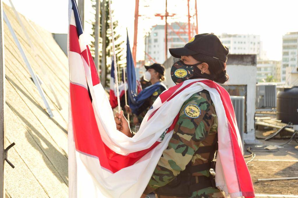 Mujeres Militares comandan tradicional Izada de Bandera en el MIDE