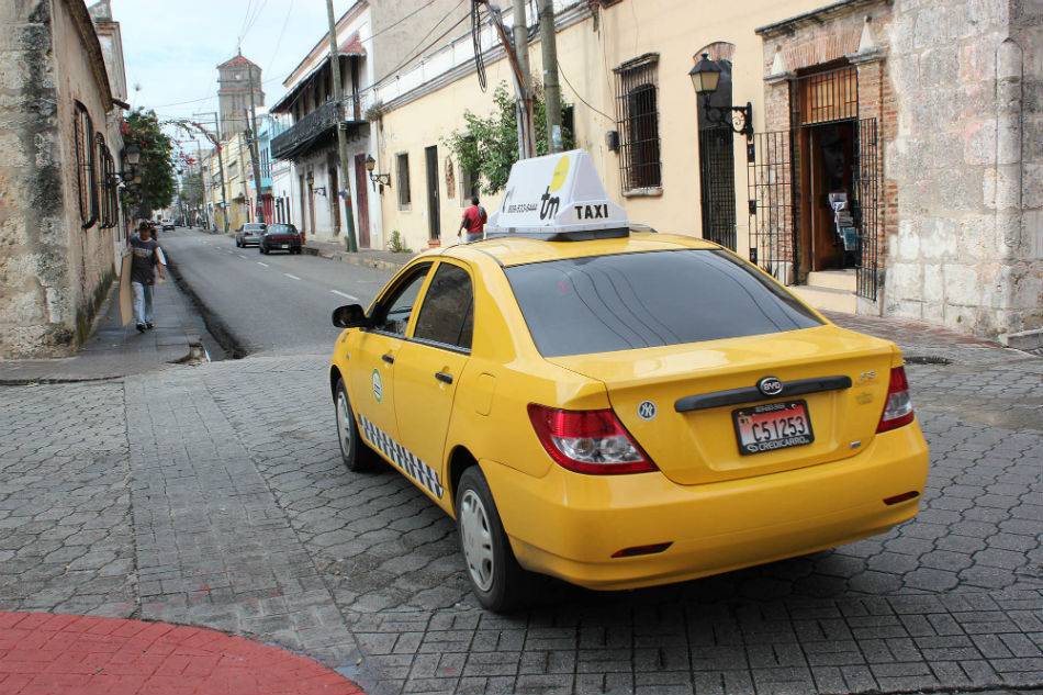 Taxistas defienden iniciativa de regular a choferes de UBER y DIDI