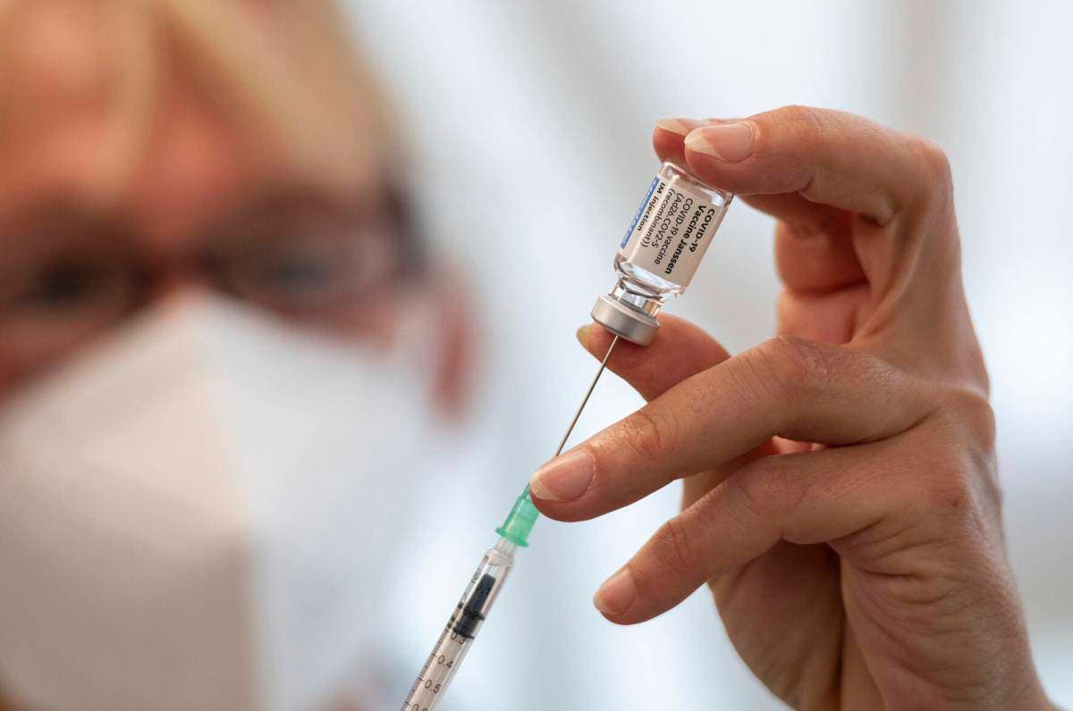 Estados Unidos lanza plan para aumentar producción de vacunas COVID
