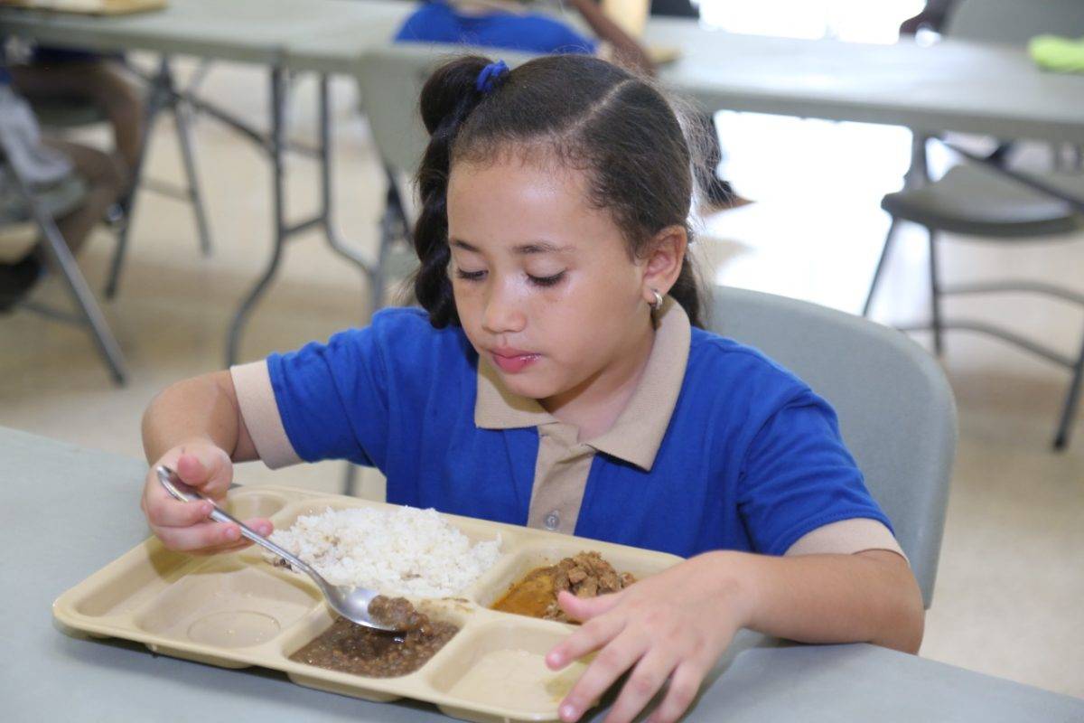 ¿Cuánto se ahorra cada familia debido al almuerzo escolar que da el Gobierno?