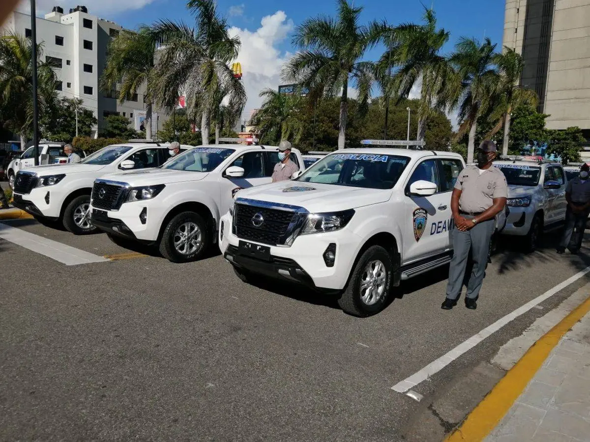 Chú Vásquez entrega 25 vehículos y otros equipos a la Policía Nacional