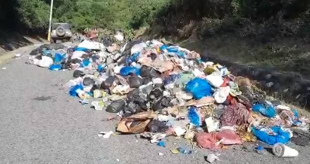 Vídeo: Alcaldía de Ocoa lanza basura en la calle ante impedimento en vertedero