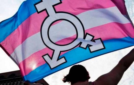 Biden arremete contra leyes tránsfobas en el día de memoria transexual