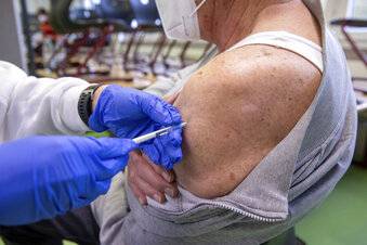 FDA aprueba vacuna de refuerzo contra Covid-19 en adultos de EEUU